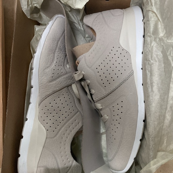 UGG Womens Athletic Shoes Size 9 - Picture 7 of 9